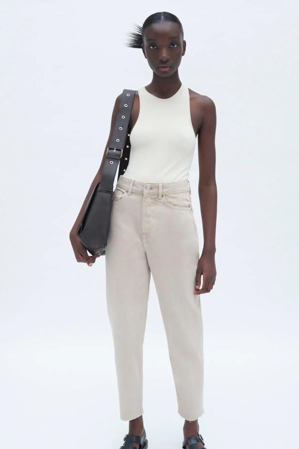 En color crudo, estos jeans de tiro alto y efecto lavado cuentan con pernera recta y bajo deshilachado. Tienen un precio de 25,95 euros.