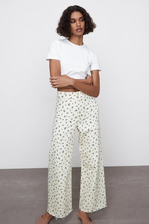 En color crudo y con pequeñas flores estampadas, estos jeans de tiro alto con bajo acabado sin costura tienen un precio de 29,95 euros.