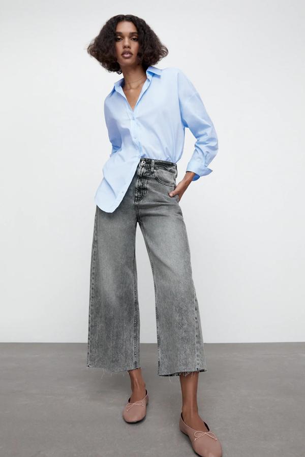 Estos jeans culotte de tiro alto con bajo acabado sin costura están disponibles en gris o en azul. Tienen un precio de 25,95 euros.