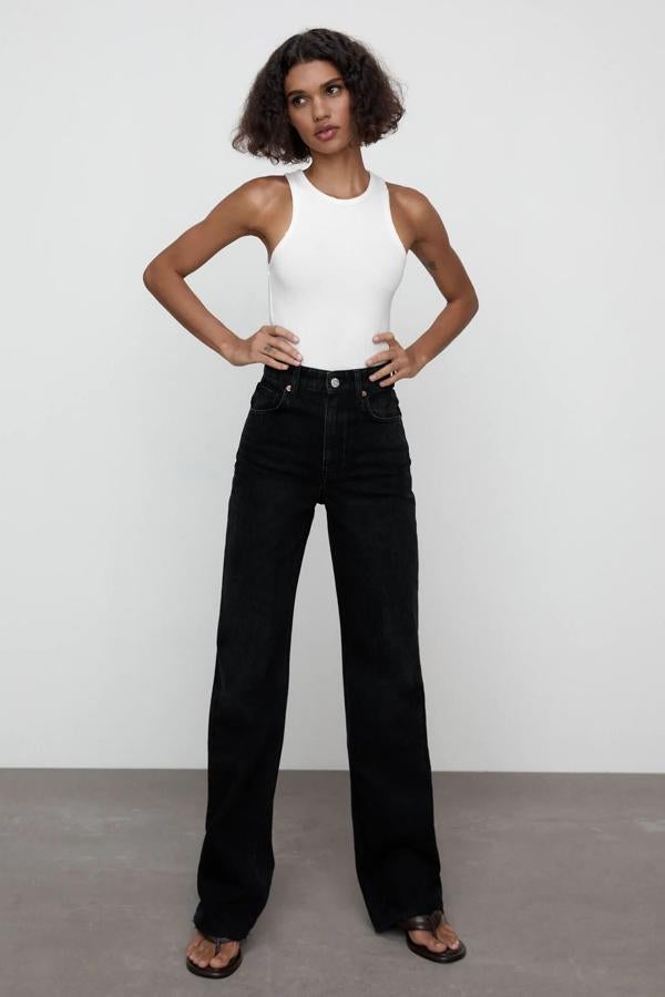 Disponibles en negro, azul o marino, estos jeans wide leg con efecto lavado y bajo acabado sin costura tienen un precio de 29,95 euros.