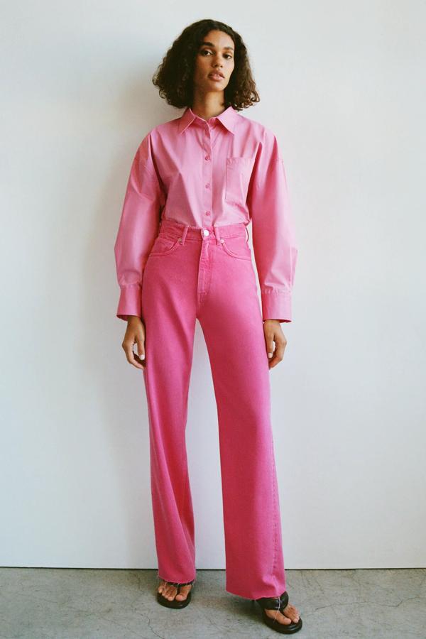 Convertido en la auténtica estrella de la colección denim de Zara, estos jeans en color rosa chicle de tiro alto y pernera ancha están agotados en casi todas sus tallas, aunque pronto estarán de vuelta. Tienen un precio de 29,95 euros.