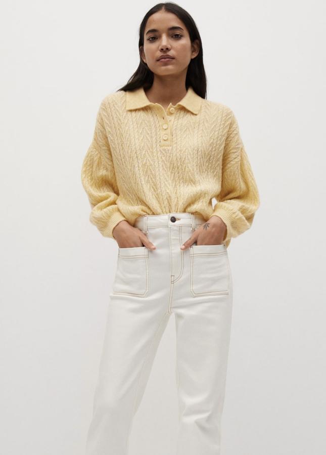 Disponible en amarillo pastel o en verde, este polo de punto combinado cuenta con cierre de botones en el cuello y costura del hombro caída. Tiene un precio de 29,99 euros.