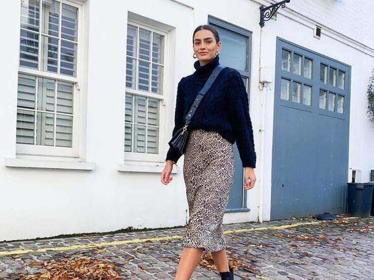 Fotos: Con cuadros, volantes o rayas: estas son las faldas midi que acaban de llegar a las tiendas y vas a ponerte con zapatillas y botines