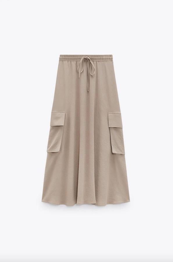 Con bolsillos laterales de plastrón con solapa, esta falda midi de tiro alto y cintura elástica ajustable con cordón en color visón tiene un precio de 25,95 euros y podemos encontrarla en Zara en las tallas S, M y L.