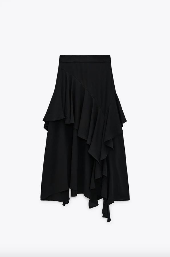 De tiro alto, con detalle de volantes combinados a tono y bajo asimétrico, esta falda negra de Zara está disponible en las tallas S, M y L por 29,95 euros.