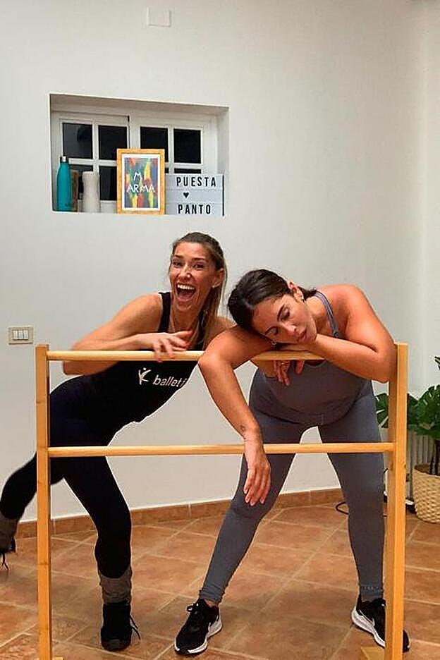 Anabel Pantoja y la bailarina Gloria Morales tras una adura sesión de Ballet Fit.