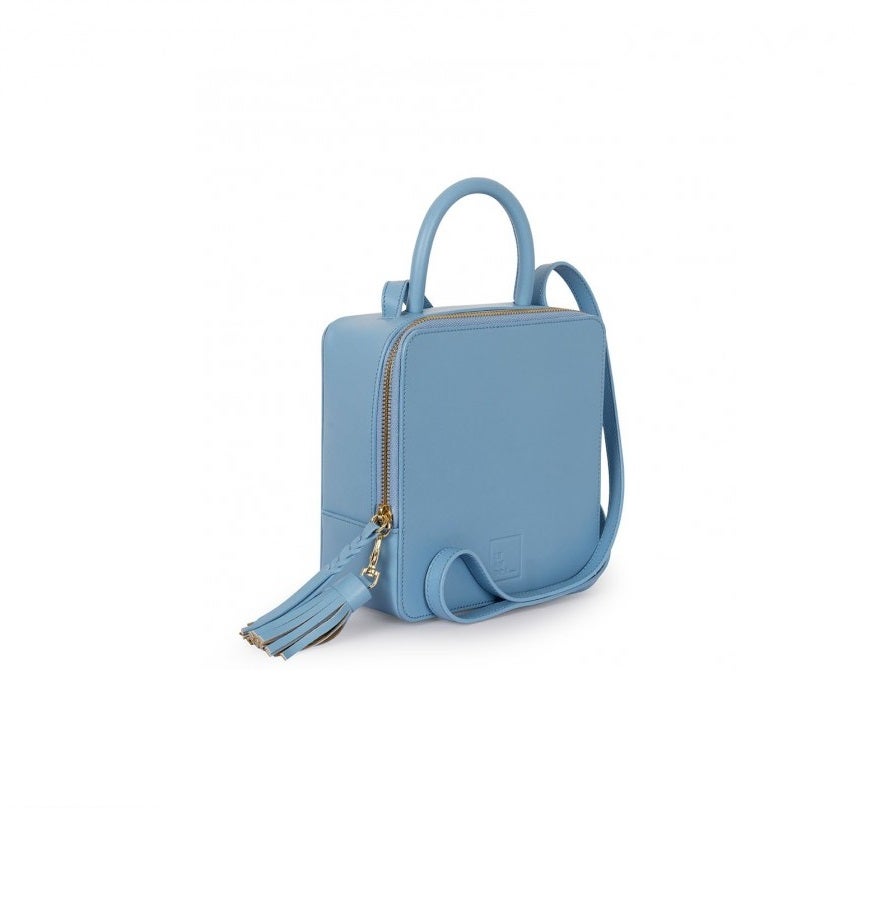 Bolso de piel tipo cubo en azul cielo con dos asas de Leandra. Es el modelo Square Bag y está rebajado de 260 euros a 180 euros.