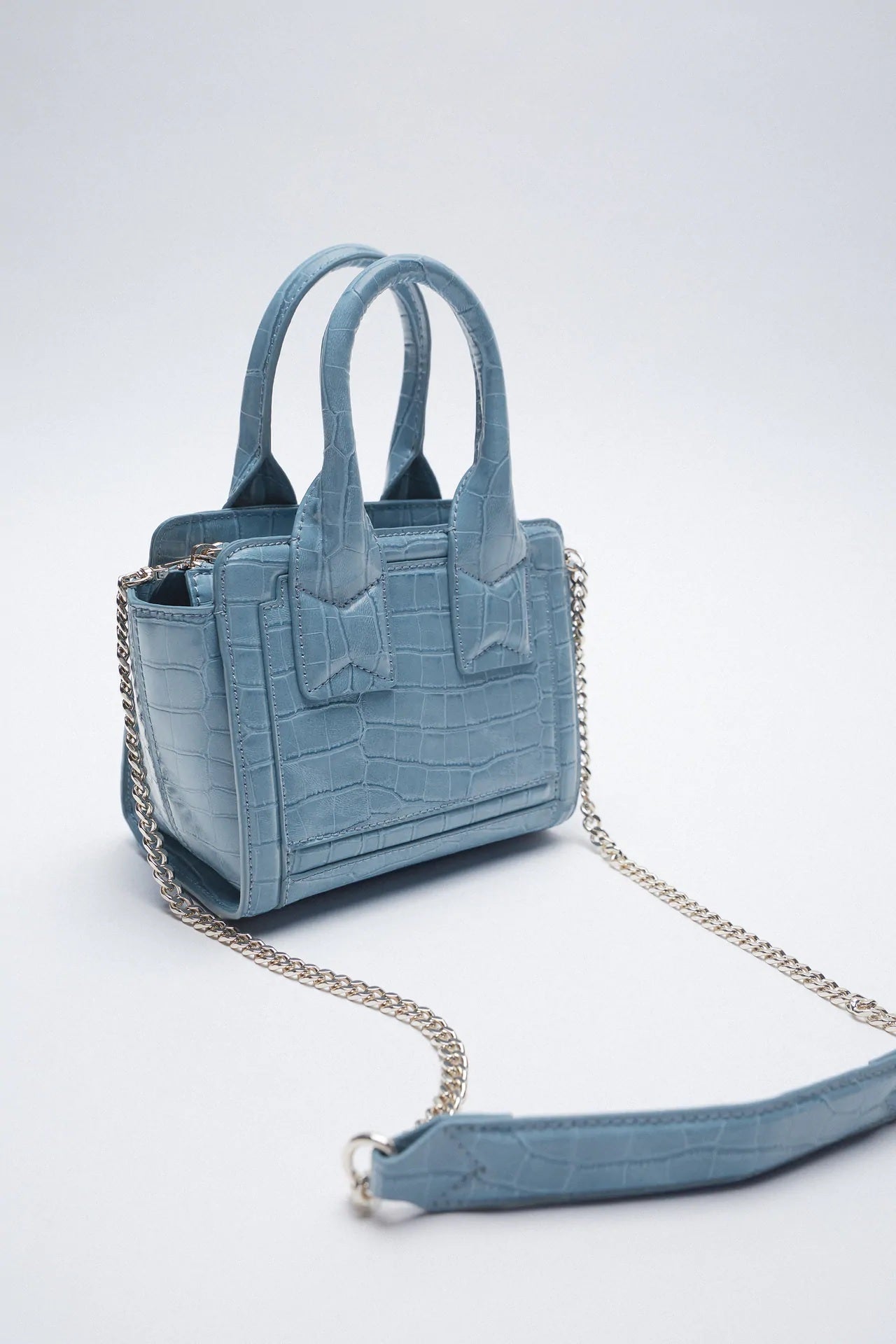 Otra opción de la firma de Inditex es este bolso mini cty con estampado animal en un azul cielo aún más suave. Asa rígida y asa de hombro extraíble. (19,95 euros).