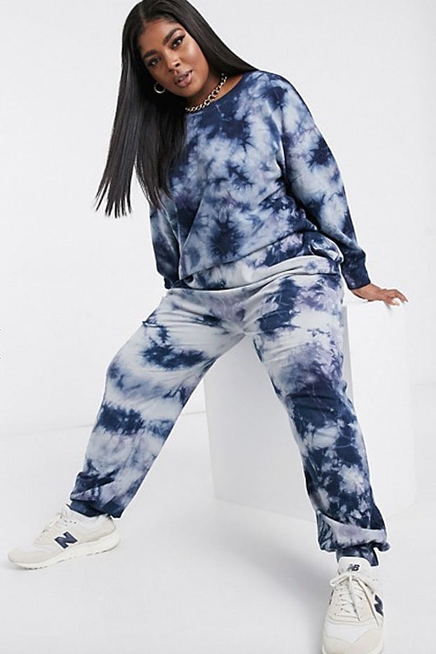 Chándal azul con efecto deteñido de Noisy May Curve, disponible en Asos.