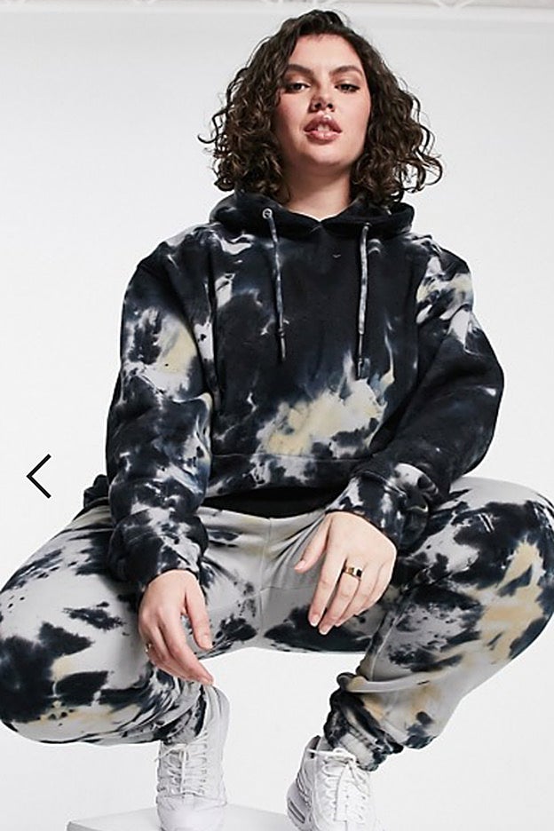 Otro chándal con efecto desteñido disponible en Asos y a punto de agotarse.