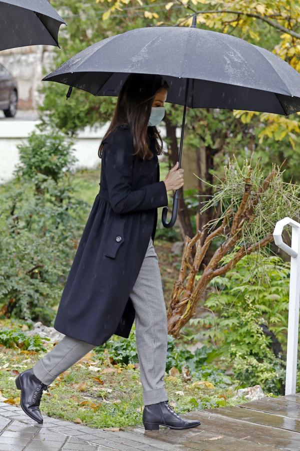 Y si el look anterior fue el más aburrido, este ha sido, sin lugar a dudas,  el peor look de la Reina  en meses. Lo único que puede salvarse del conjunto es el abrigo negro de Burberry, que lleva más de una década en el armario de doña Letizia.
