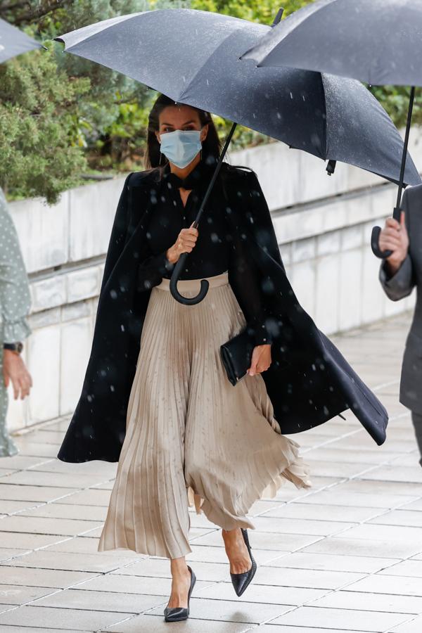 Aunque en los Premios Nacionales de la Moda todos nos fijamos en que la Reina, por fin,  estrenaba ropa desde verano , no podemos pasar por alto su abrigo oversize negro de Carolina Herrera, que lucía como una suerte de capa maravillosa al llevarlo doña Letizia sobre los hombros.