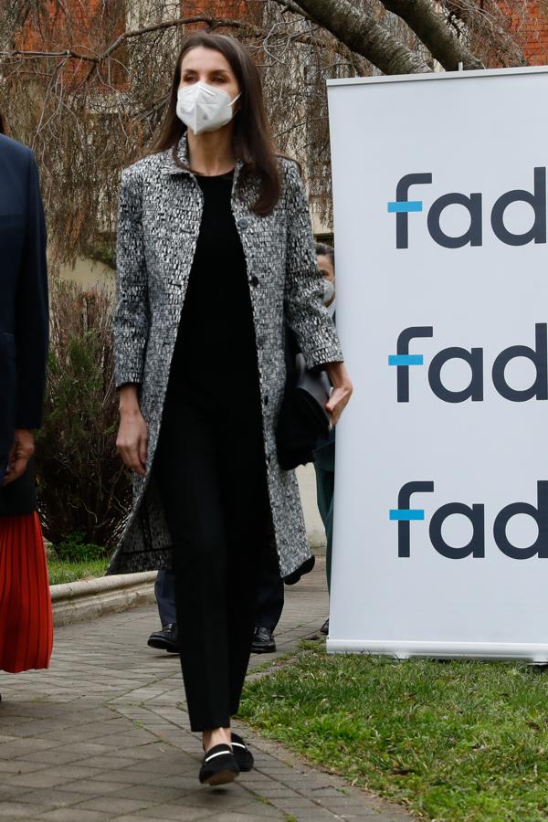 Este fue  el look más aburrido de la Reina  en lo que va de invierno, pero tenemos que reconocer que el abrigo de lana en gris jaspeado de Nina Ricci no es feo...