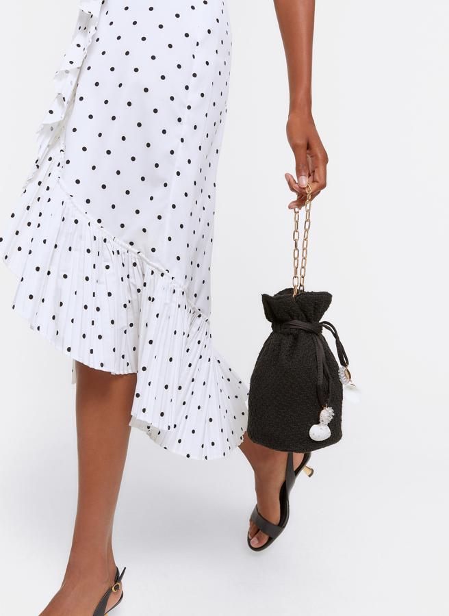 Este bolso tipo saco con detalles joya está rebajado en Uterqüe a 24.90 euros.