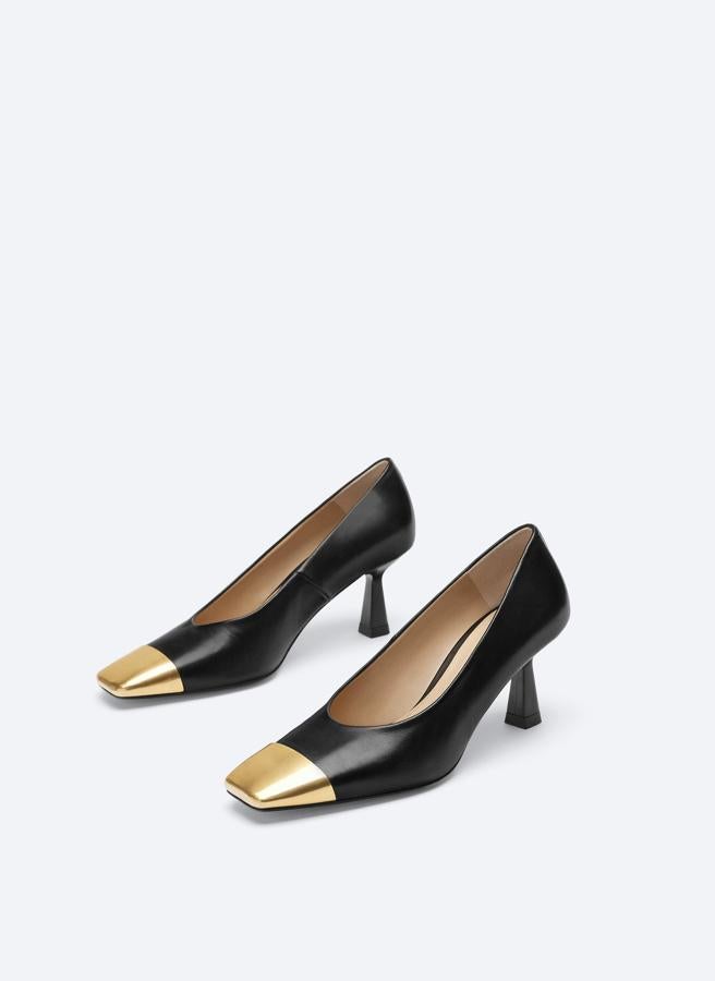 Inspirados en los zapatos de Saint Laurent favoritos de las influencers, estos salones con puntera dorada de las rebajas de Uterqüe cuestan 39.90 euros.