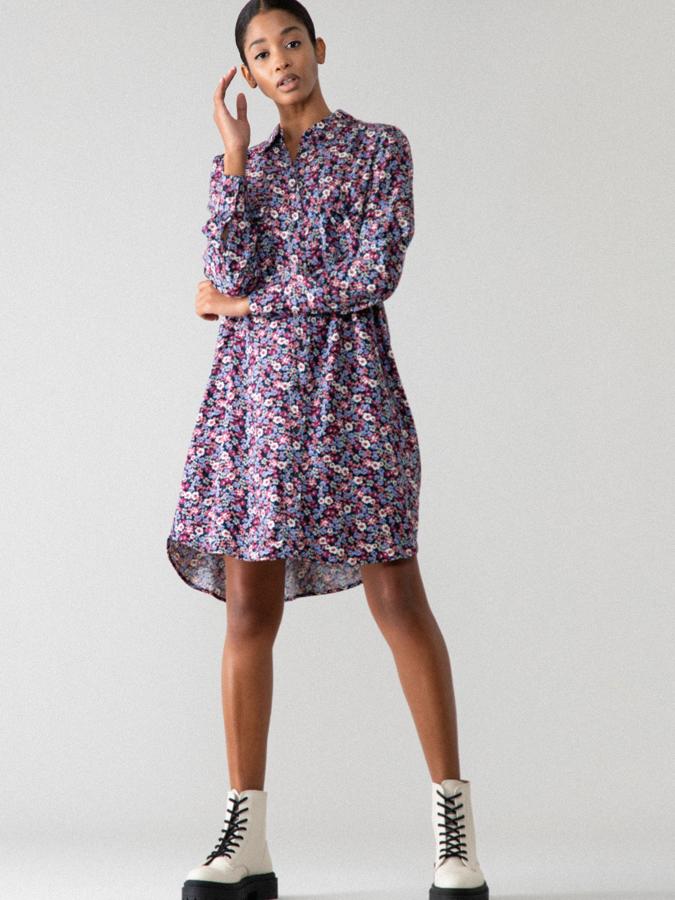 Vestido camisero con estampado floral, de las rebajas de Lefties (6,49 €).
