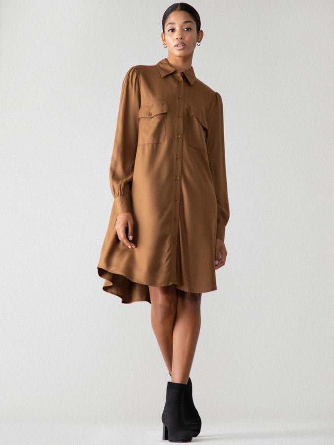 Vestido camisero camel, de las rebajas de Lefties (6,49 €).