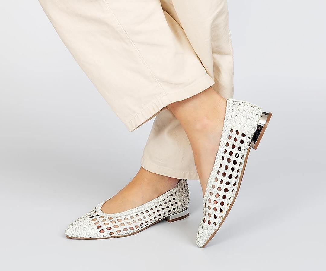 Un clásico reinventado de la mano de Gioseppo con estos zapatos blancos trenzados de inspiración retro. Precio: 64.50 euros.