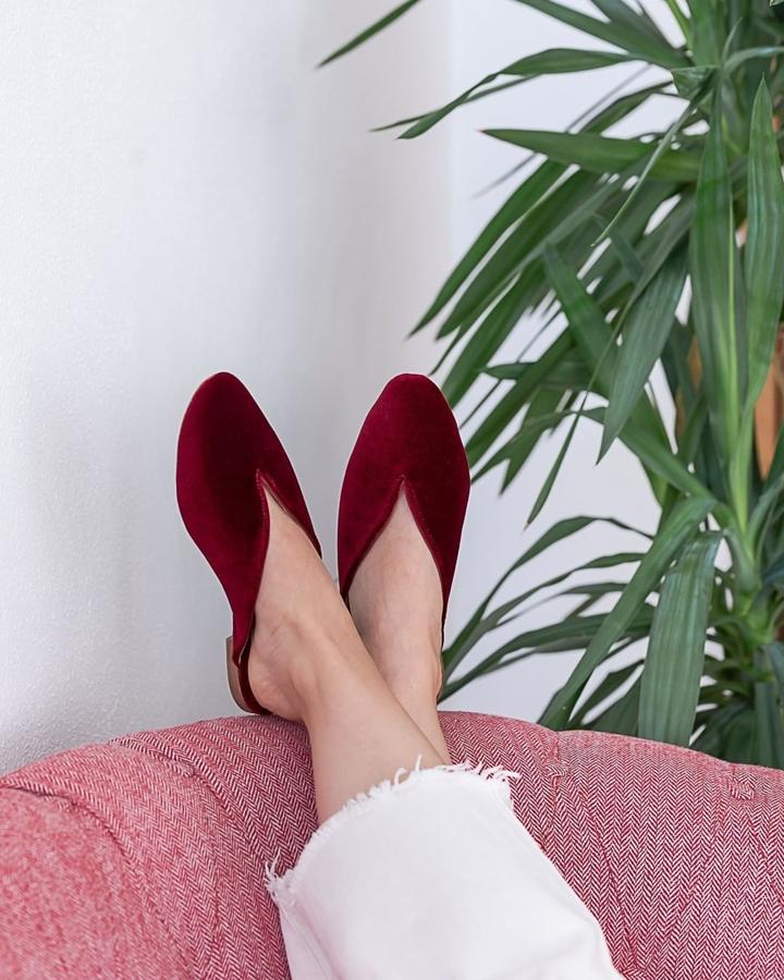 Estos mules de terciopelo burgundy con original horma escotada se han convertido en nuestra obsesión sartorial de la temporada. Son de la firma artesana Josefinas, y cuestan 295 euros.