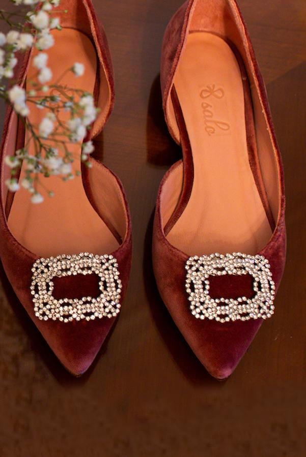 Estas bailarinas de Salo son una joya, y no solo por el broche que las adorna. Son personalizables y su silueta no puede favorecer más las piernas. Su precio: 225 euros.