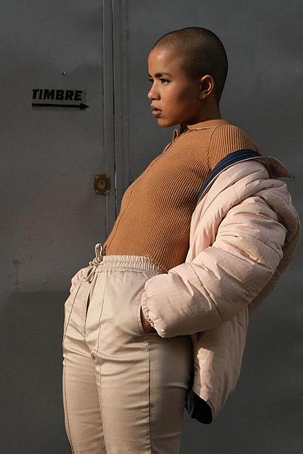 Pantalones jogger de corte estrecho y cintura y tobillos elásticos. Rebajado de 44 a 33 euros.