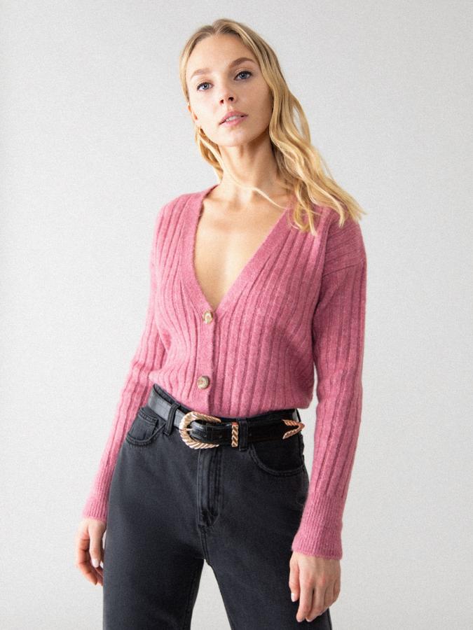 Disponible en rosa, verde y crudo, esta chaqueta oversize con escote de pico y cierre delantero de botones de imitación de hueso costaba 15,99 euros y ahora podemos encontrarlo por 7,99 euros en las tallas S, M y L.