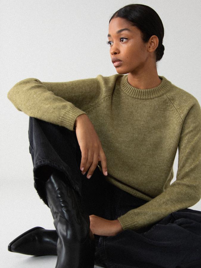 Diseño oversize con cuello redondo para este jersey confeccionado en punto suave disponible en verde oliva, gris, beige y lila. De 12,99 euros ha pasado a 6,49 euros y está disponible entre las tallas XS y L.