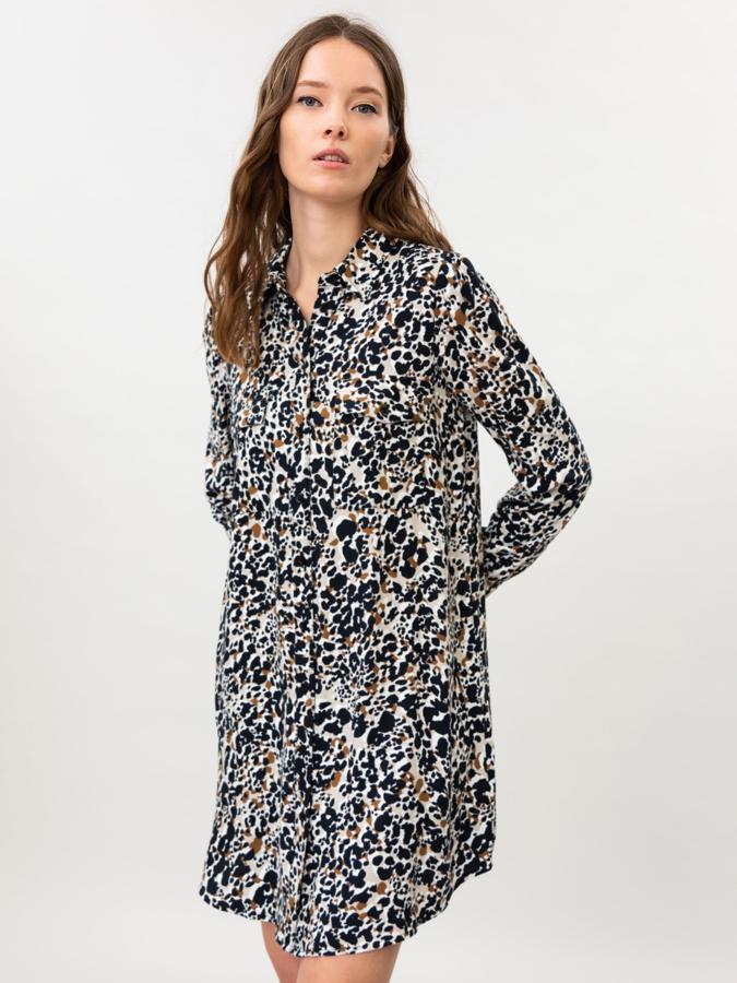 Con dos bolsillos de plastrón con solapa abotonada y cierre frontal de botones, este vestido camisero con puños abotonados está disponible en seis diseños diferentes y de 12,99 euros ha pasado a costar 6,49 euros.