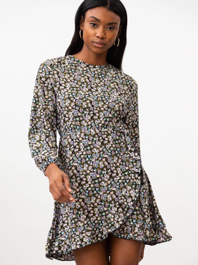 Este vestido corto con bajo acabado en volantes cruzados viene con cinturón de lazada a tono y está disponible en tres diseños diferentes. De 9,99 euros ha pasado a costar 4,99 euros y podemos encontrarlo entre las tallas XS y XXL.