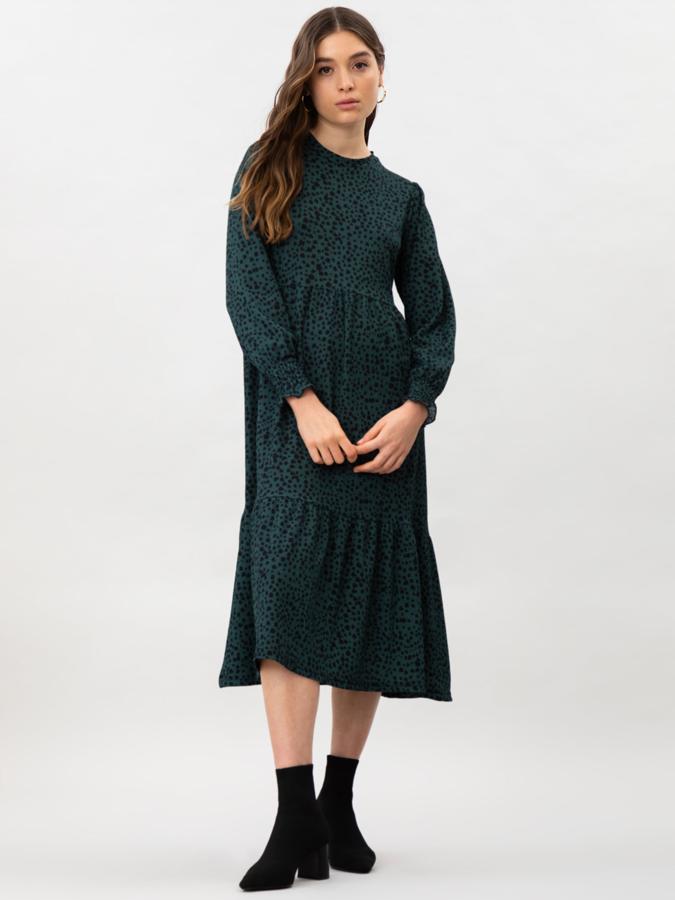 Disponible en dos diseños diferentes, este vestido de corte largo y cuello redondo viene con mangas largas acabadas en goma y volante en el bajo para aportar volumen. De 14,99 euros ha pasado a 7,49 euros y está disponible entre las tallas XS y XXL.