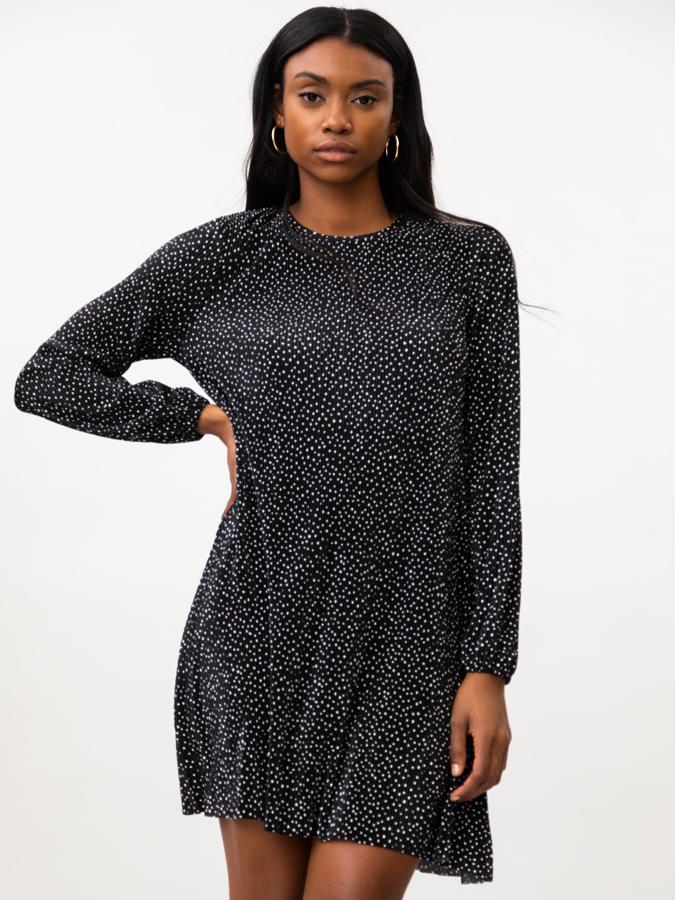 Cuello redondo, tejido plisado y mangas largas acabadas en elástico para este vestido corto estampado disponible en tres diseños que costaba 12,99 euros y ha pasado a costar 6,49 euros. Podemos encontrarlo entre las tallas XS y XL.