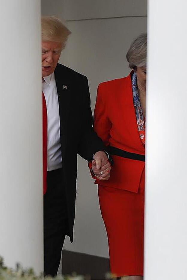 El momento en el que Trump y May pasean de la mano por la Casa Blanca.