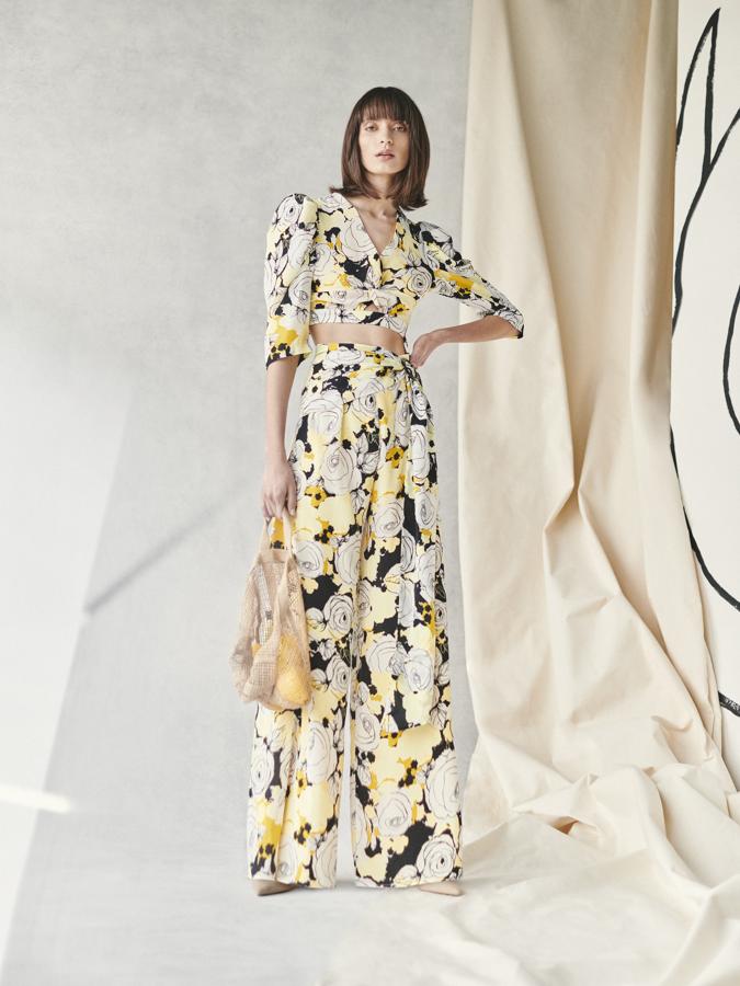 En esta nueva colección encontramos además una propuesta de pantalón de corte palazzo.