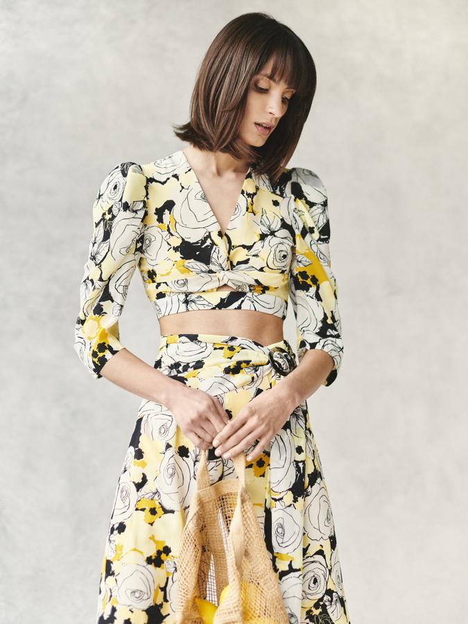 El pantalón palazzo va acompañado de esta blusa cropped de manga francesa