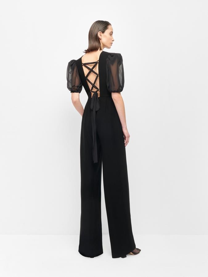 Los detalles, como esta lazada que cae por la espalda, marcan la diferencia de sus diseños.