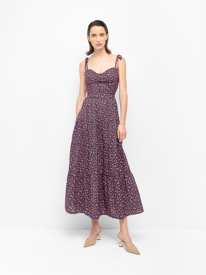 Estampados muy de moda, como el de este vestido de escote corazón.