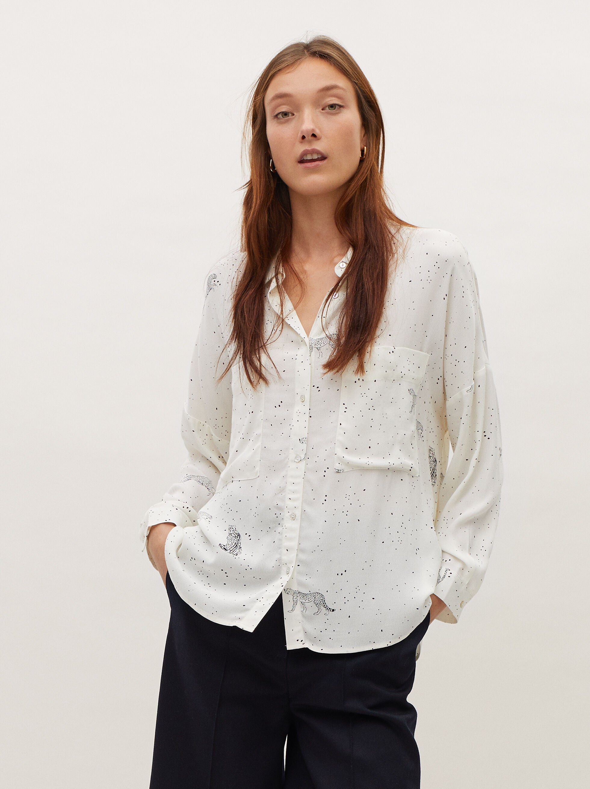 Camisa blanca fluida con estampado animal para dar un toque de personalidad a este básico. (29,99 euros).