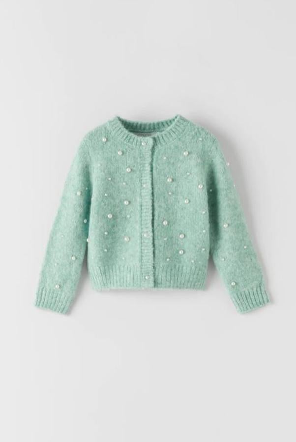 Esta chaqueta de punto verde agua con detalle de perlas bordadas está rebajada a 12.95 euros en Zara Kids.