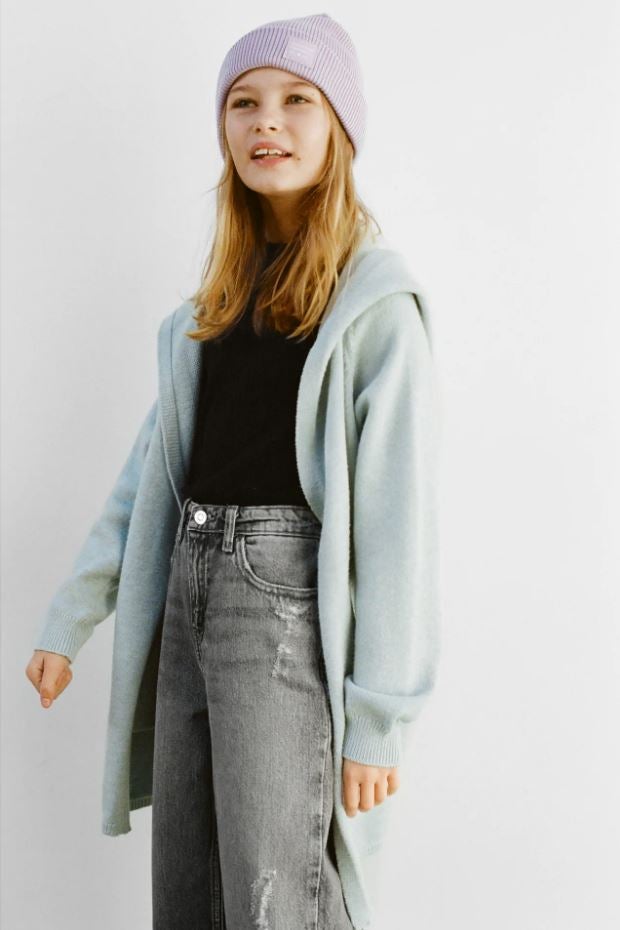 Esta chaqueta larga con capucha en color aguamarina cuesta 19.95 euros en Zara Kids.