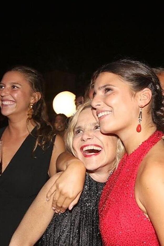 Tana Rivera con su madre en su puesta de largo, D.R.