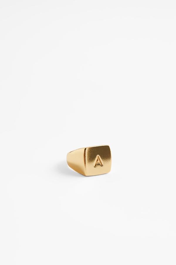 Anillo con inicial en plata de ley chapado en oro de la colección "Sterling silver alphabet collection" de Zara (25,99 euros)