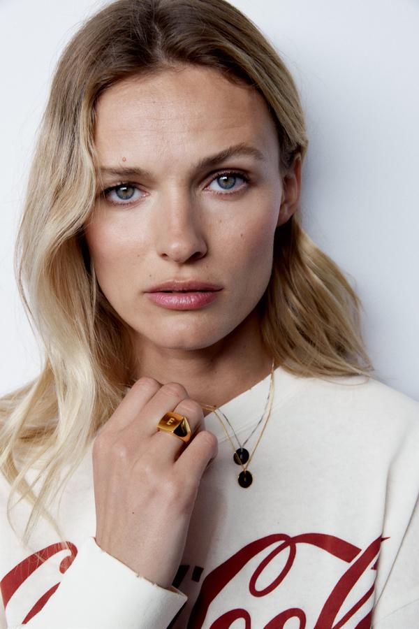 Colgante y anillo con inicial en plata de ley chapado en oro de la colección "Sterling silver alphabet collection" de Zara (25,99 euros cada uno)