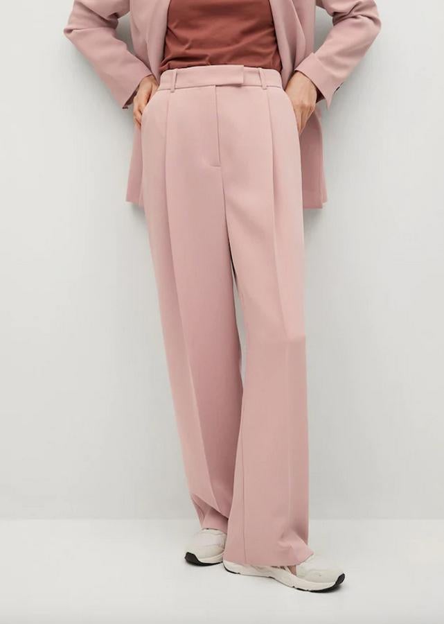 En rosa pastel, este pantalón de Mango con detalle de pinzas en el frontal, es de diseño largo y tiro alto, tiene bolsillos laterales y cierre de botones, gancho y cremallera. Podemos encontrarlo entre las tallas 32 y 42 por 39,99 euros.