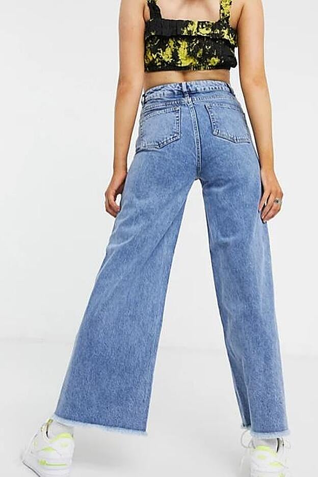 Vaqueros de pernera ancha con lavado a la piedra azul, de Asos. Precio actual: 34,99 euros.