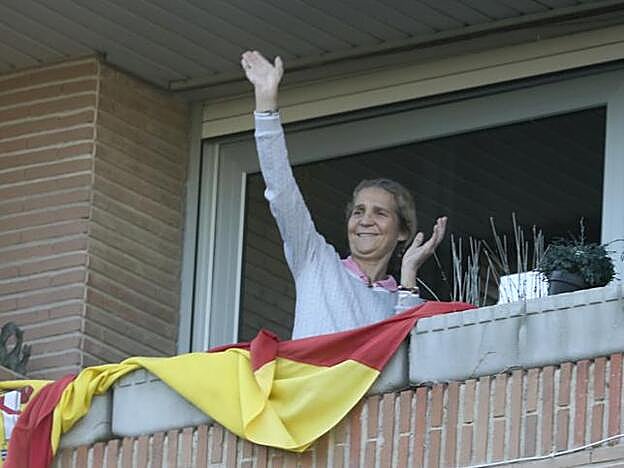 La infanta Elena haciendo gala de su espontaneidad, cantando 'Resistiré' desde su balcón, Gtres.