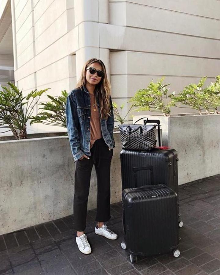 Cazadora vaquera + pantalón recto de color negro + bolso shoppin bag + zapatillas Golden Goose