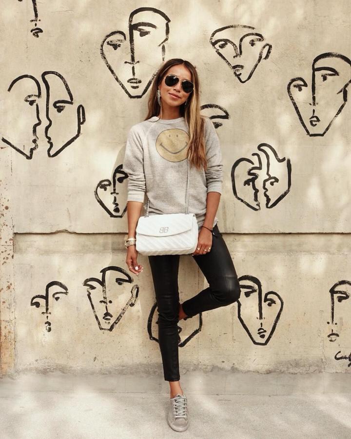 Sudadera con "smilie"+ pantalón efecto cuero + bolso acolchado de Balenciaga + zapatillas Golden Goose