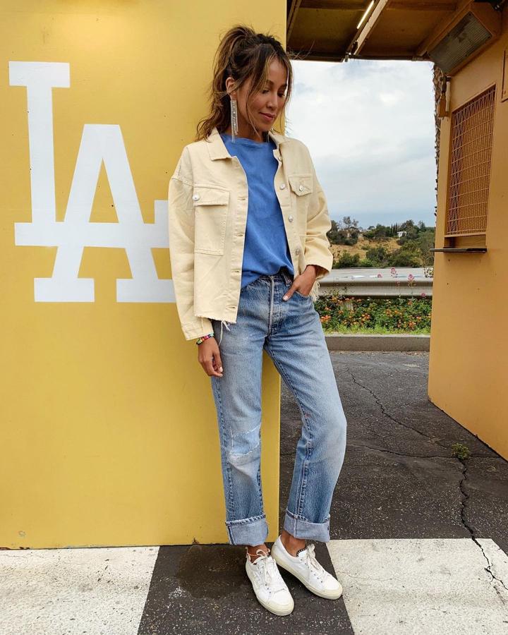 Chaqueta corta con bolsillos + camiseta azul lavanda + vaqueros con vuelta + zapatillas de color blanco