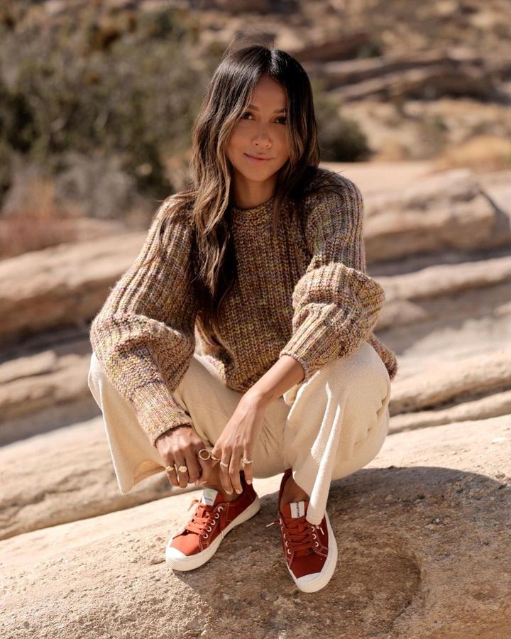 Jersey de punto color arena + pantalón en color crudo + zapatillas Superga