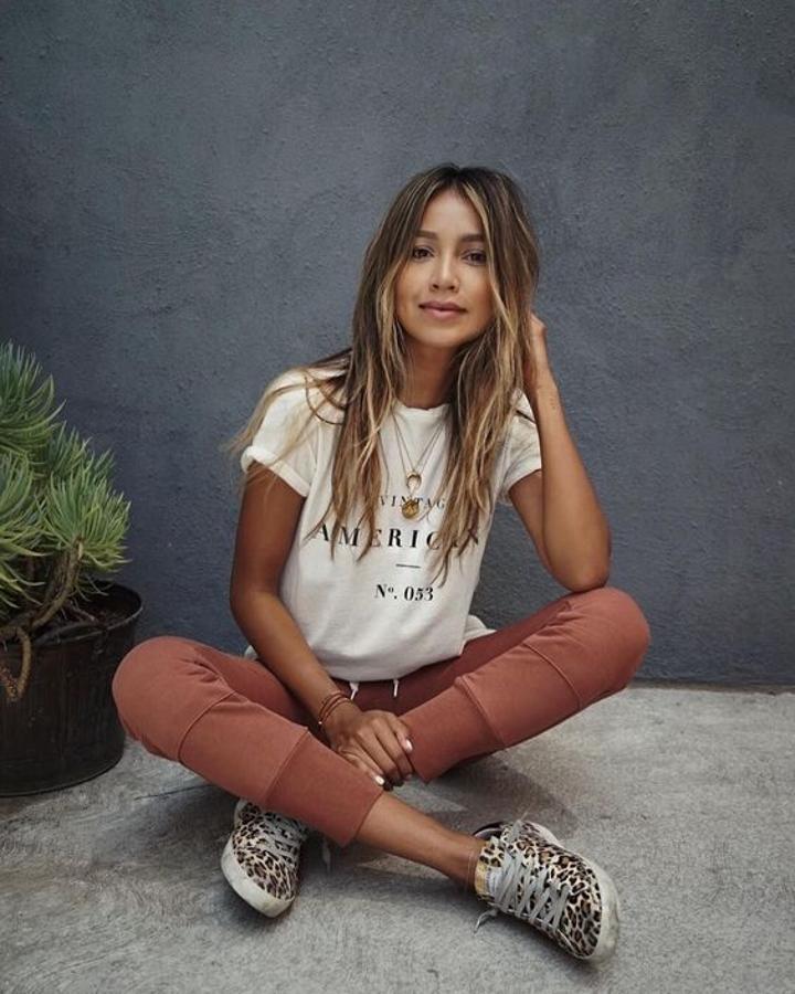 Camiseta con mensaje + pantalón tipo jogger + zapatillas con estampado animal de Golden Goose